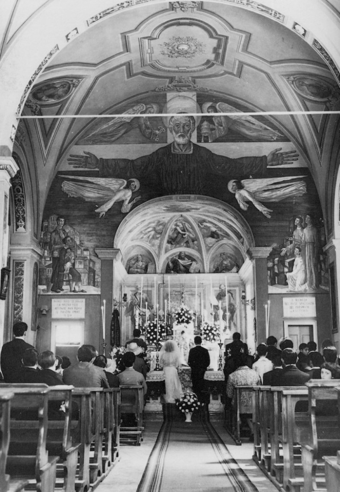 Interno della chiesa parrocchiale in una foto d'epoca