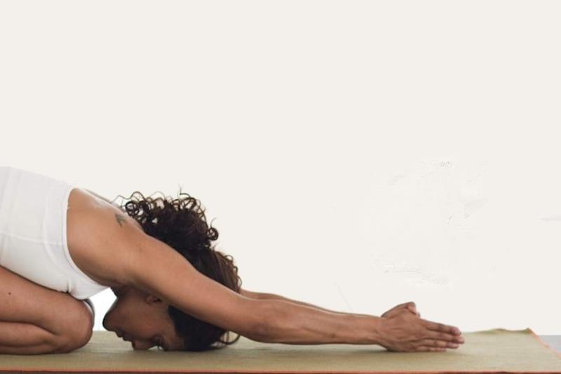Donna che pratica una esercizio di yoga.